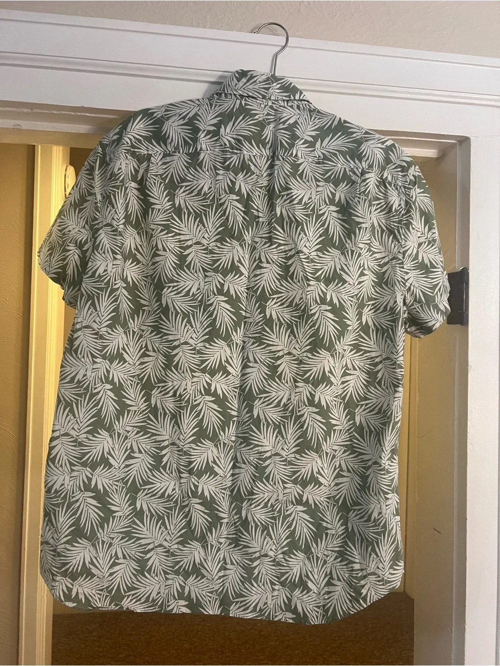 J.CREW Men's Flex Washed Slim Fit Short Sleeve Hawaiian Green Palm Print Shirt L